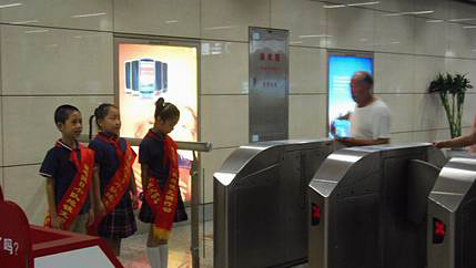 半自动升降路障机安装方式